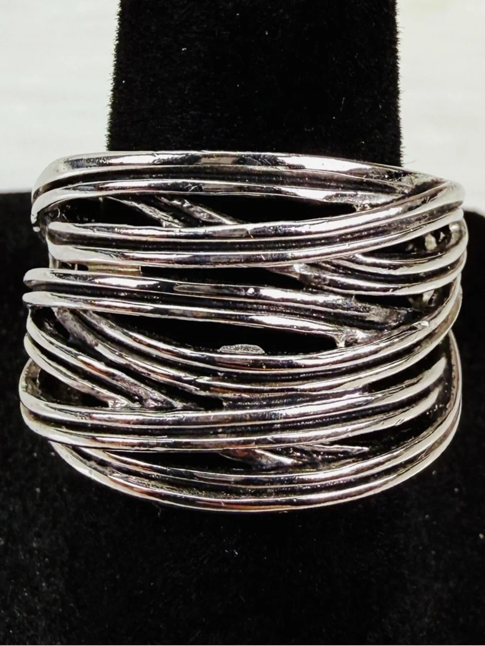Beautiful Silvertone wideband costume ring size 7 1/4